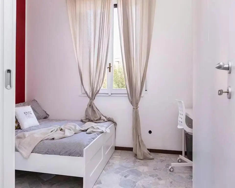 Wohnzimmer; holzboden, tageslicht, moderner stil, hohe decken