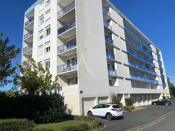 Wohnzimmer; holzboden, tageslicht, moderner stil, hohe decken