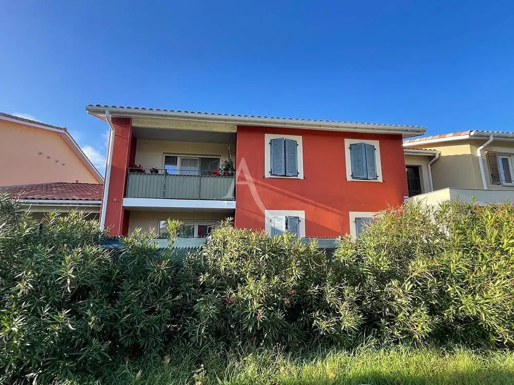 Salón; suelo de madera, luz natural, estilo moderno, techos altos