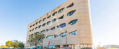 Mutfak; mutfak aletleri, ahşap zemin, doğal ışık, modern stil, tadilatlı