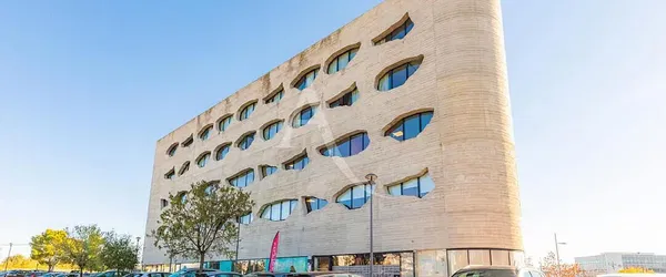 Κουζίνα; συσκευές κουζίνας, ξύλινο πάτωμα, φυσικό φως, μοντέρνο στυλ, ανακαινισμένο