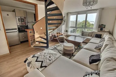 Wohnzimmer; holzboden, tageslicht, moderner stil, hohe decken