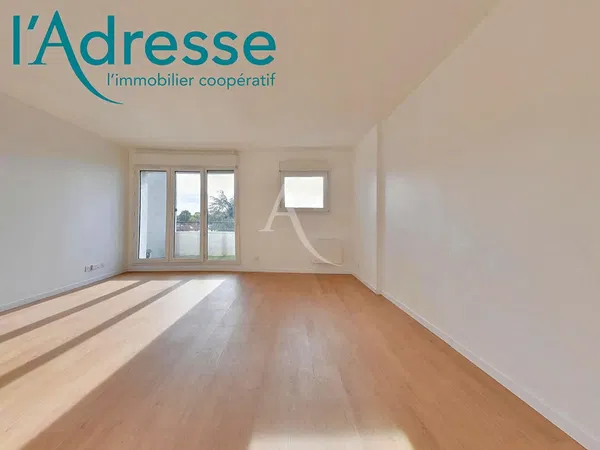 Дневна соба; дрвени под, природно светло, модерни стил, високи плафони