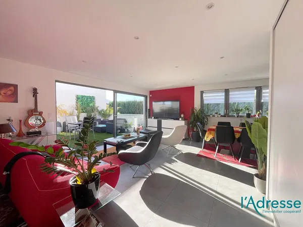 Σαλόνι; ξύλινο πάτωμα, φυσικό φως, μοντέρνο στυλ, ψηλά ταβάνια