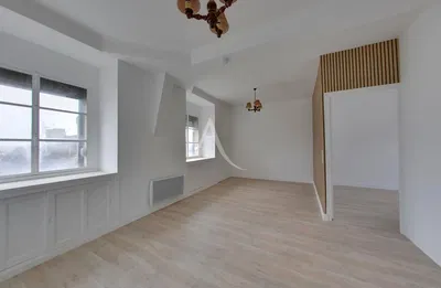 Kuchyňa; kuchynské spotrebiče, drevená podlaha, prirodzené svetlo, moderný štýl, po rekonštrukcii