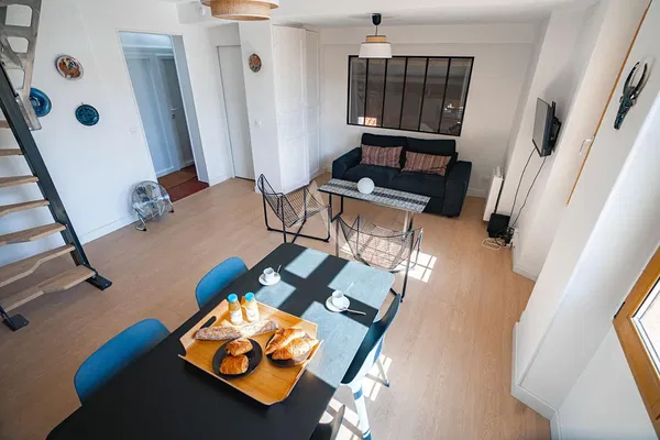 Woonkamer; houten vloer, natuurlijk licht, moderne stijl, hoge plafonds