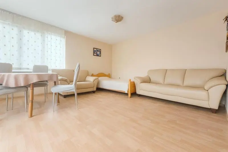 Σαλόνι; ξύλινο πάτωμα, φυσικό φως, μοντέρνο στυλ, ψηλά ταβάνια