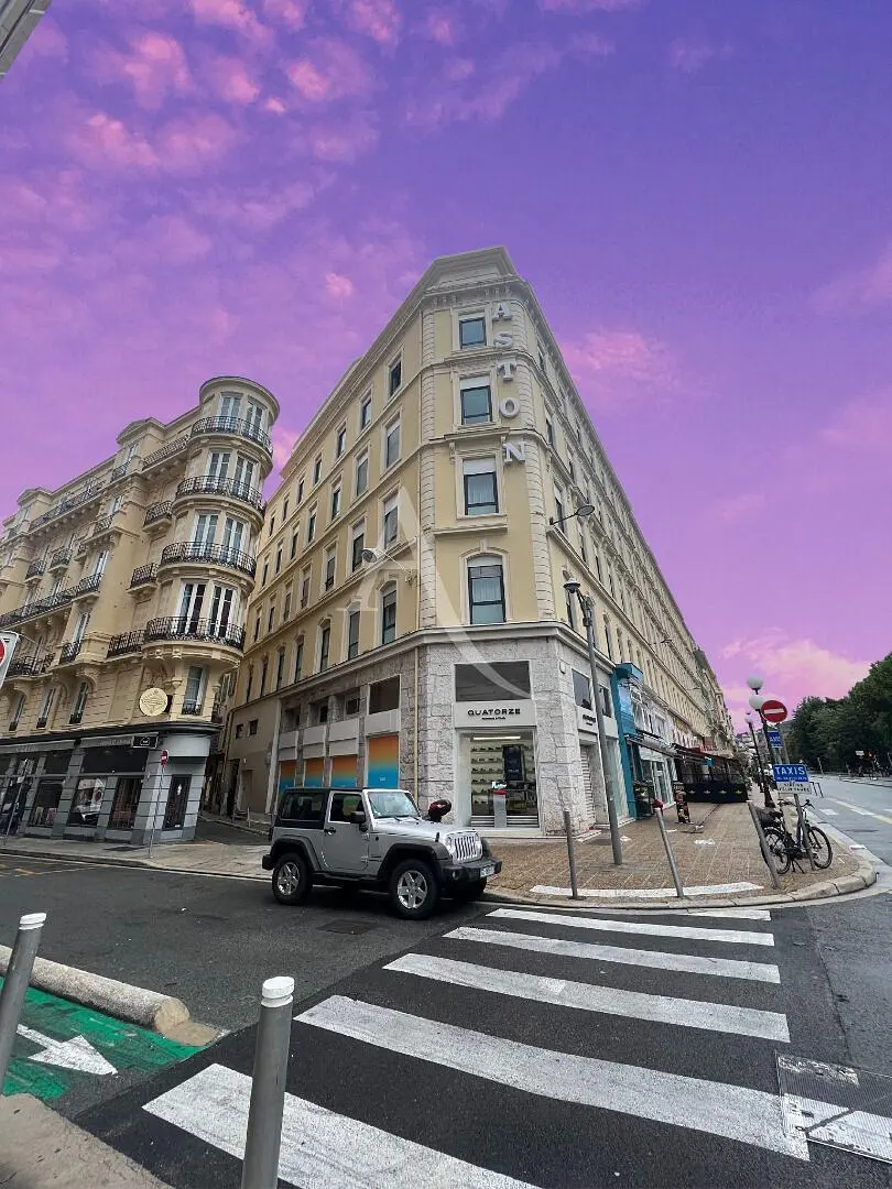 Soggiorno; pavimento in legno, luce naturale, stile moderno, soffitti alti