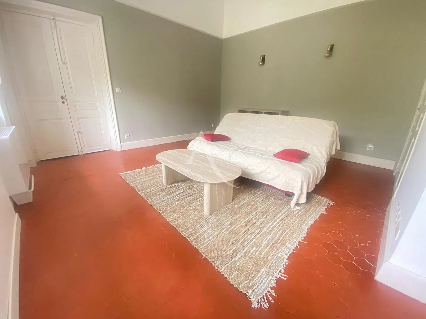 Salon; podłoga drewniana, światło dzienne, styl nowoczesny, wysokie sufity