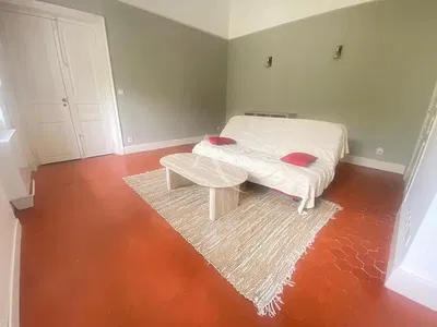 Salon; podłoga drewniana, światło dzienne, styl nowoczesny, wysokie sufity