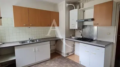 Salon; parquet, lumière naturelle, style moderne, hauteur sous plafond