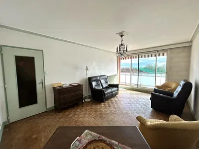 Keuken; keukenapparatuur, houten vloer, natuurlijk licht, moderne stijl, gerenoveerd