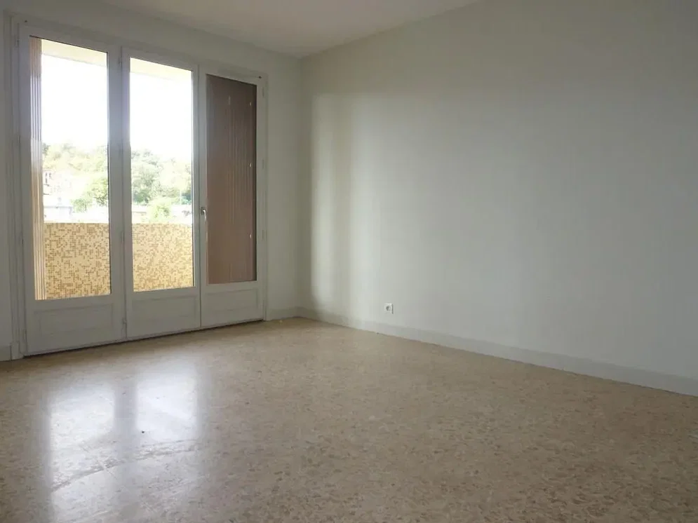 Cuisine; électroménager, parquet, lumière naturelle, style moderne, rénové