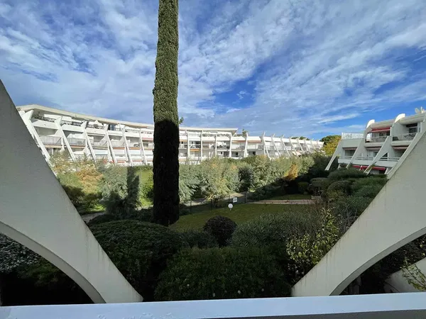 Wohnzimmer; holzboden, tageslicht, moderner stil, hohe decken