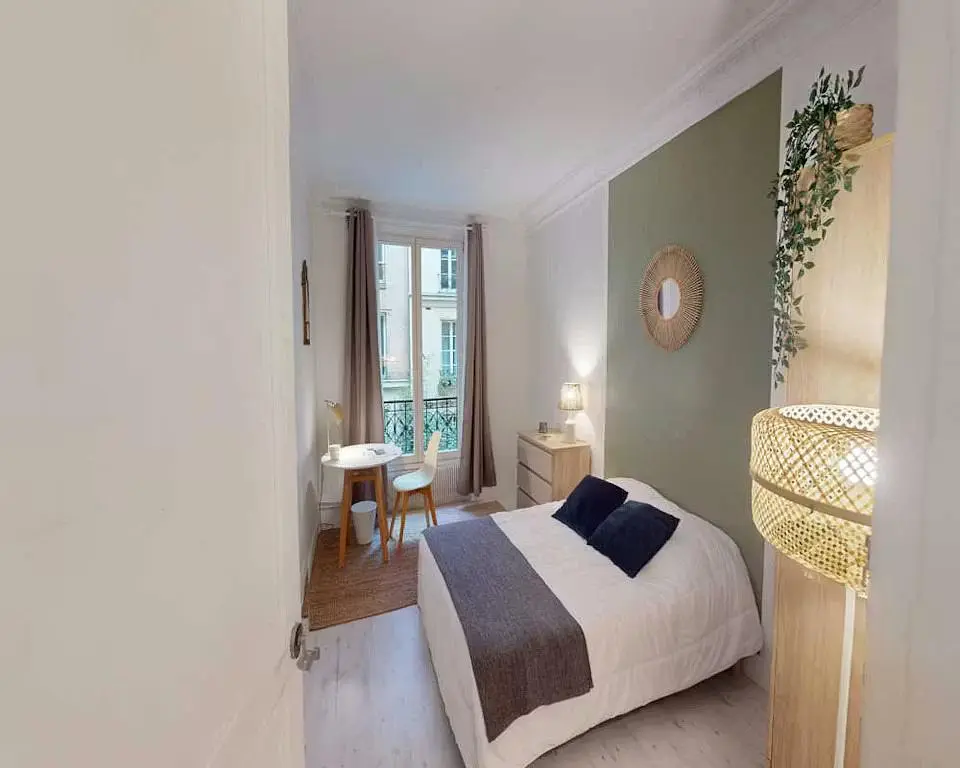 Wohnzimmer; holzboden, tageslicht, moderner stil, hohe decken