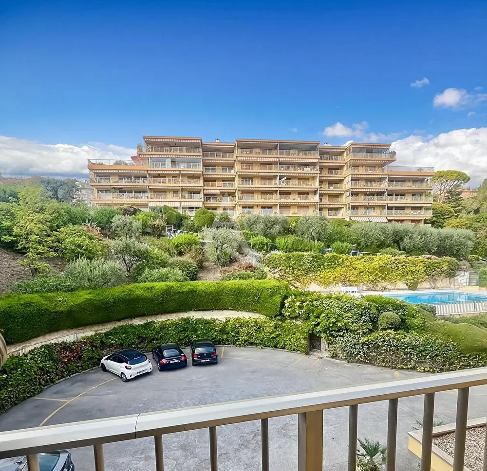 Soggiorno; pavimento in legno, luce naturale, stile moderno, soffitti alti