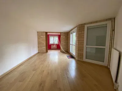 Living room; wood floor, natural light, modern style, high ceiling
