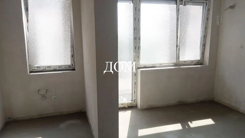 Kuhinja; kućanski aparati, drveni pod, prirodna svjetlost, moderan stil, renoviran