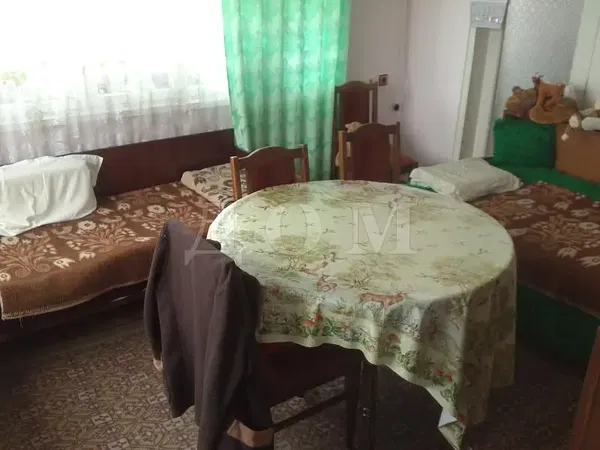 Дневна соба; дрвени под, природно светло, модерни стил, високи плафони