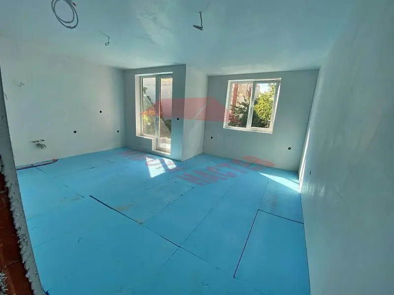 Dnevna soba; drveni pod, prirodno svjetlo, moderni stil, visoki plafoni