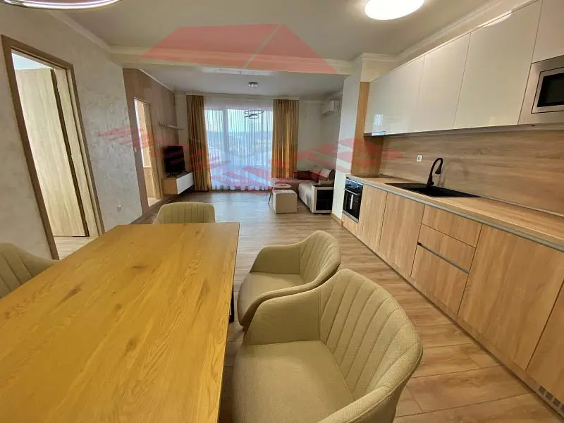 Kuhinja; kuhinjski aparati, drveni pod, prirodno svjetlo, moderni stil, renoviran