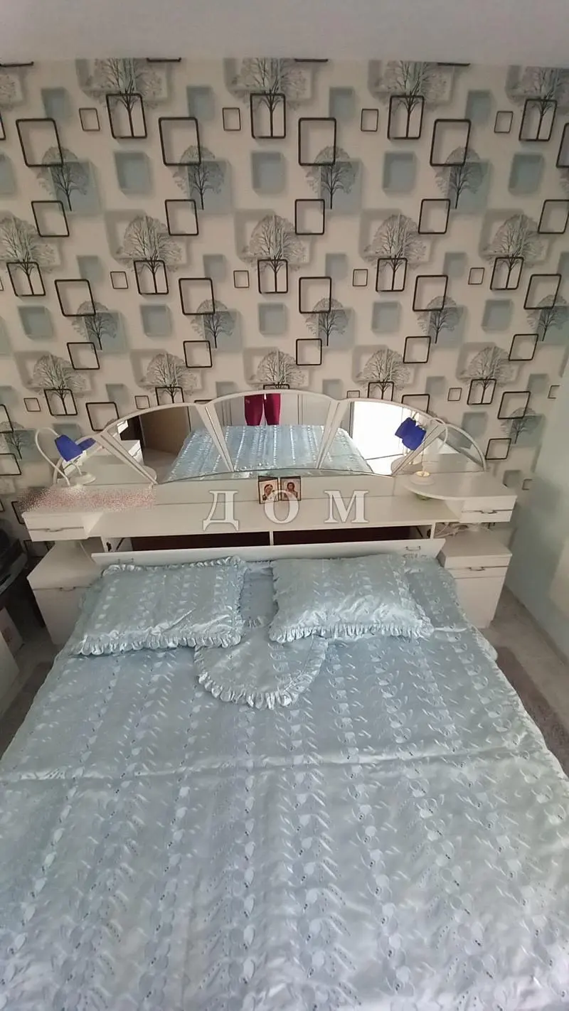 Oturma odası; ahşap zemin, doğal ışık, modern stil, yüksek tavan