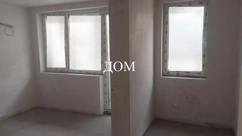 Salon; parquet, lumière naturelle, style moderne, hauteur sous plafond