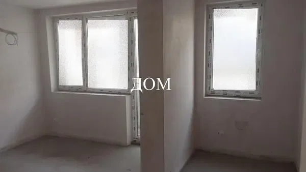 Salon; parquet, lumière naturelle, style moderne, hauteur sous plafond