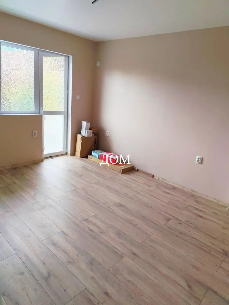 Obývací pokoj; dřevěná podlaha, přirozené světlo, moderní styl, vysoké stropy