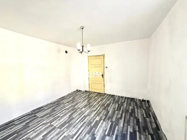 Dnevna soba; drveni pod, prirodno svjetlo, moderni stil, visoki plafoni