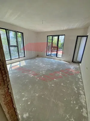 Oturma odası; ahşap zemin, doğal ışık, modern stil, yüksek tavan