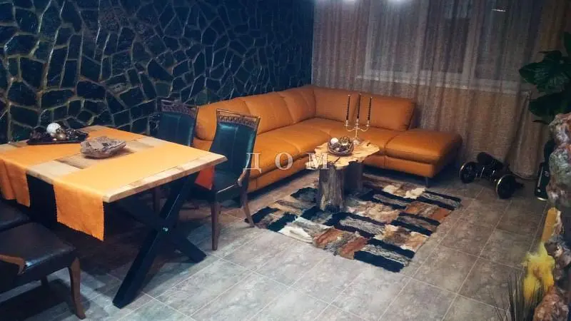 Obývací pokoj; dřevěná podlaha, přirozené světlo, moderní styl, vysoké stropy