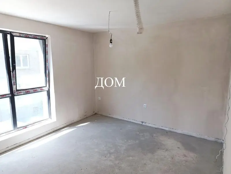 Oturma odası; ahşap zemin, doğal ışık, modern stil, yüksek tavan