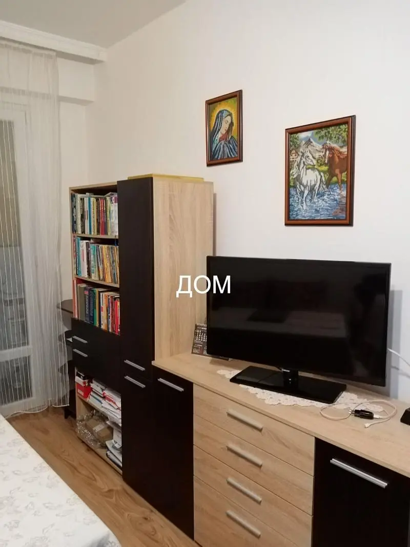 Oturma odası; ahşap zemin, doğal ışık, modern stil, yüksek tavan