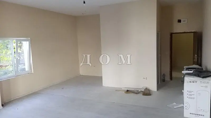 Obývací pokoj; dřevěná podlaha, přirozené světlo, moderní styl, vysoké stropy