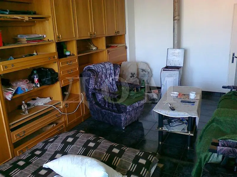 Wohnzimmer; holzboden, tageslicht, moderner stil, hohe decken