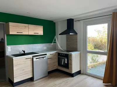 Oturma odası; ahşap zemin, doğal ışık, modern stil, yüksek tavan