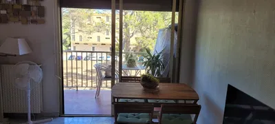 Cucina; elettrodomestici, pavimento in legno, luce naturale, stile moderno, ristrutturato