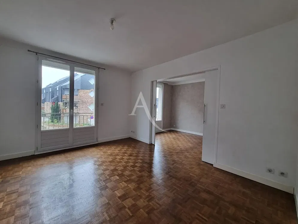 Salon; parquet, lumière naturelle, style moderne, hauteur sous plafond