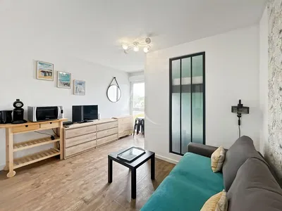 مطبخ; أجهزة المطبخ, أرضية خشبية, ضوء طبيعي, أسلوب عصري, مجدد