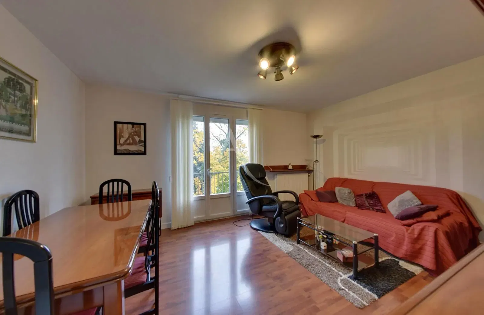Living room; wood floor, natural light, modern style, high ceiling