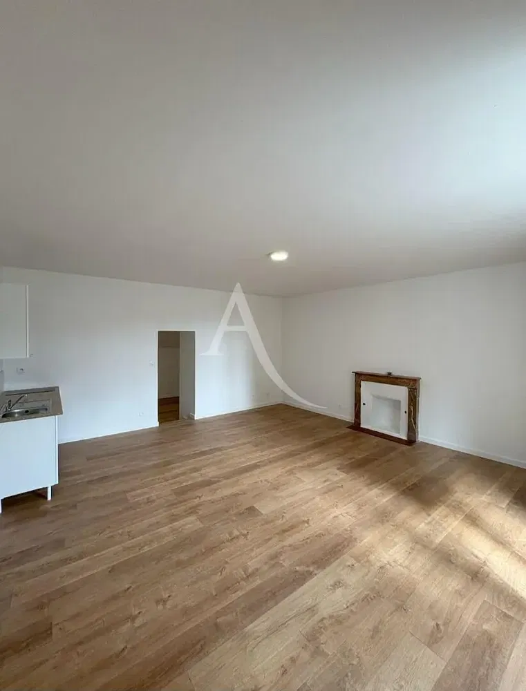 Salon; parquet, lumière naturelle, style moderne, hauteur sous plafond