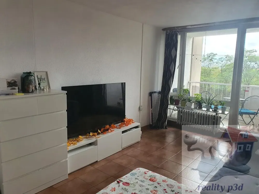 Σαλόνι; ξύλινο πάτωμα, φυσικό φως, μοντέρνο στυλ, ψηλά ταβάνια