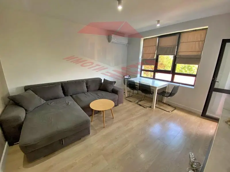 Σαλόνι; ξύλινο πάτωμα, φυσικό φως, μοντέρνο στυλ, ψηλά ταβάνια