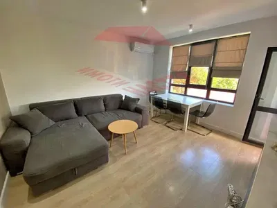 Σαλόνι; ξύλινο πάτωμα, φυσικό φως, μοντέρνο στυλ, ψηλά ταβάνια