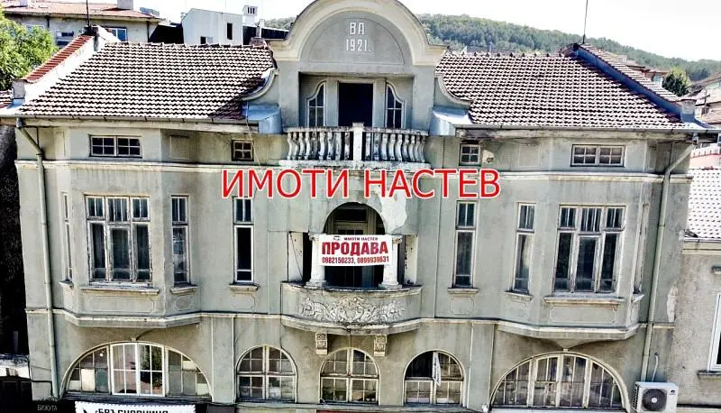 Salon; parquet, lumière naturelle, style moderne, hauteur sous plafond