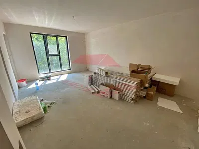 Wohnzimmer; holzboden, tageslicht, moderner stil, hohe decken