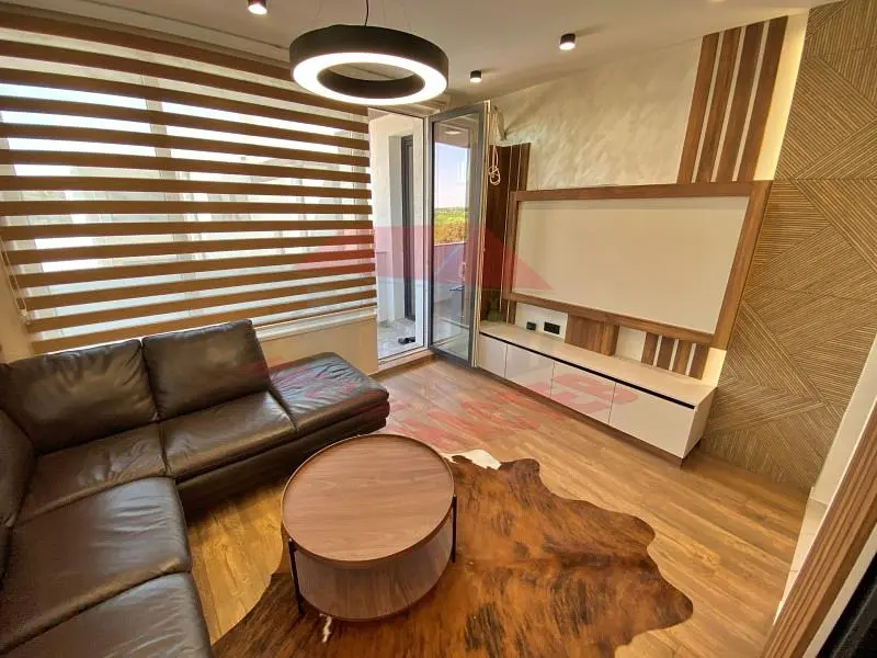 Wohnzimmer; holzboden, tageslicht, moderner stil, hohe decken