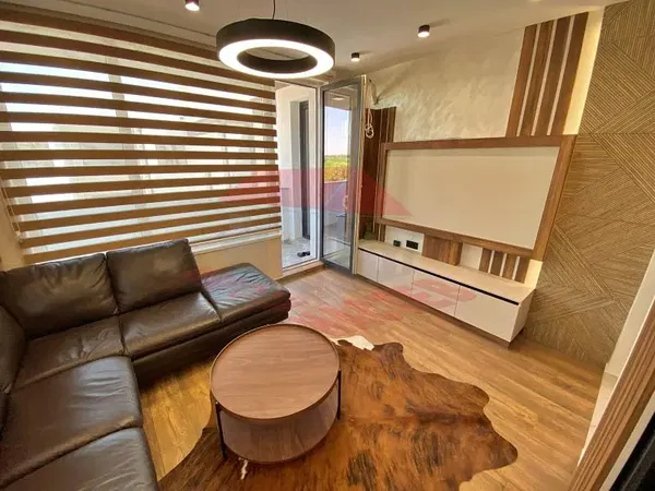 Wohnzimmer; holzboden, tageslicht, moderner stil, hohe decken