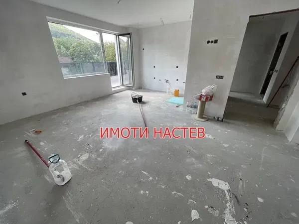 Dnevna soba; drveni pod, prirodno svjetlo, moderni stil, visoki plafoni